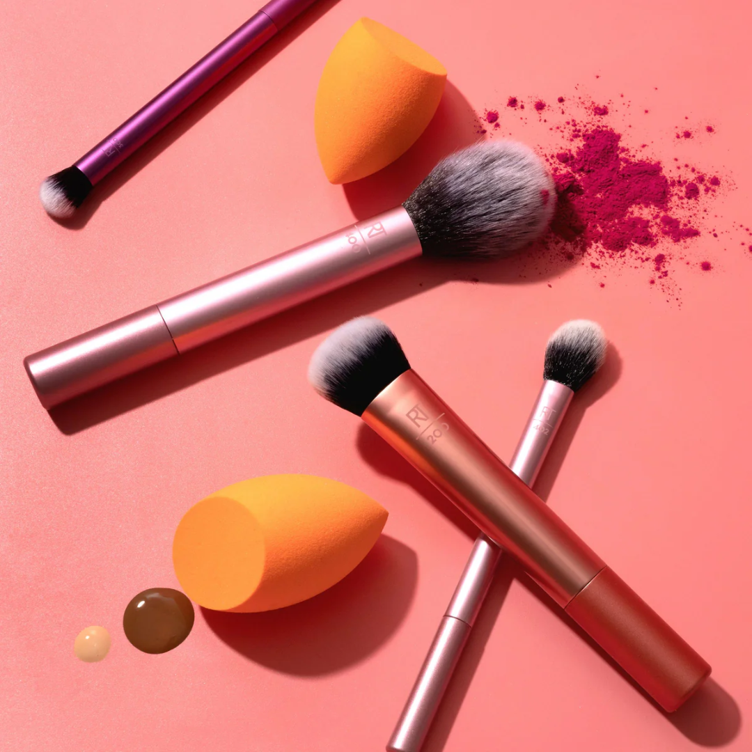 Real Techniques Everyday Essentials Makeup Brush Set with Miracle Complexion Sponge - Flavless.com